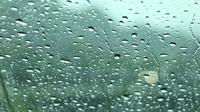 雨打在窗户上，在雨天开车视频素材