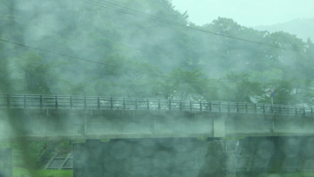 雨打在窗户上，在雨天开车视频素材