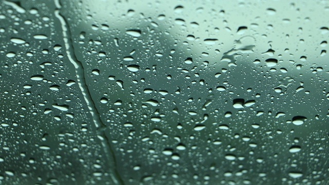 雨打在窗户上，在雨天开车视频素材