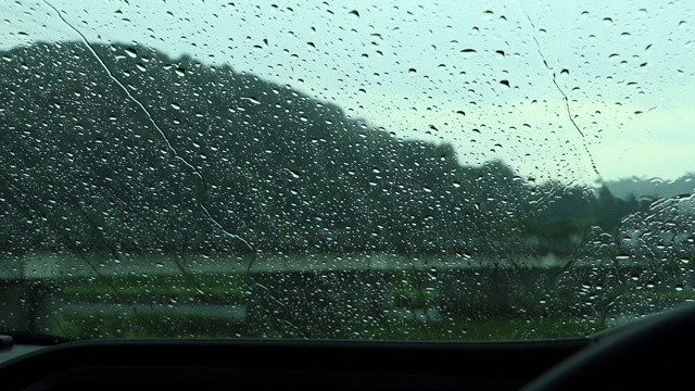 雨打在窗户上，在雨天开车视频素材