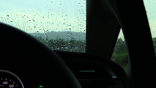 雨打在窗户上，在雨天开车视频素材