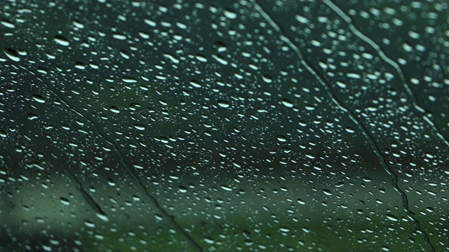 雨打在窗户上，在雨天开车视频素材