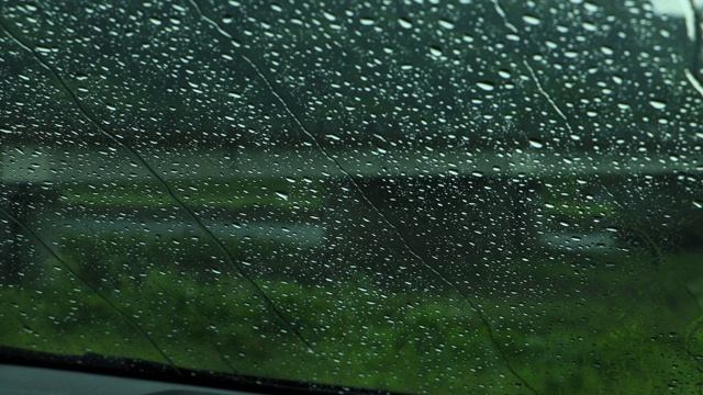 雨打在窗户上，在雨天开车视频素材