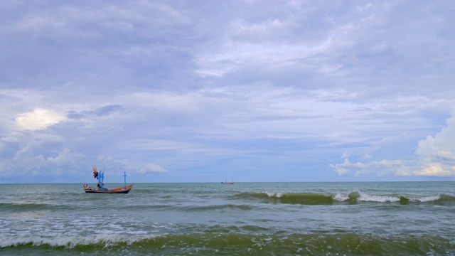 一条小渔船抛锚停泊在海上。视频素材