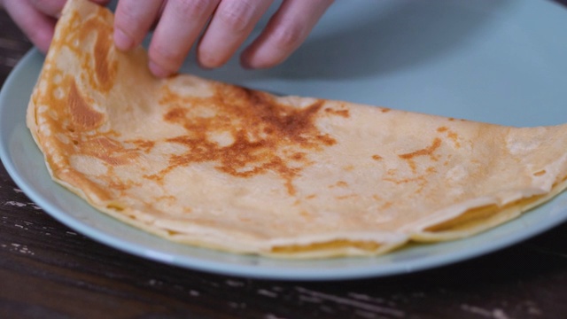 把可丽饼和蛋奶油折叠起来。视频素材