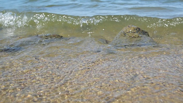 海浪冲刷砾石海滩视频素材