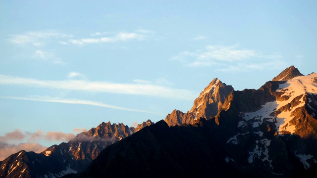 时间流逝的视频云通过勃朗峰巨大的Aiguille du Tour峰从Les Houches视频下载