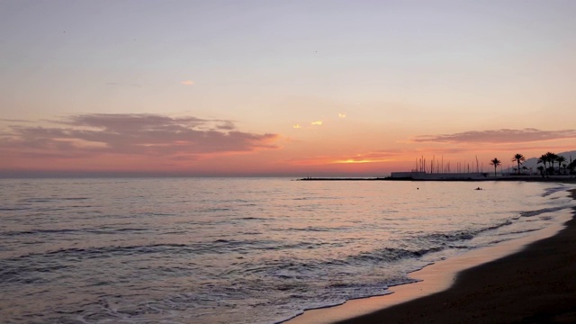 海浪在溅起水花。视频素材