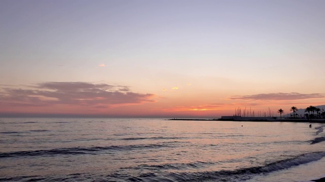 海浪在溅起水花。视频素材