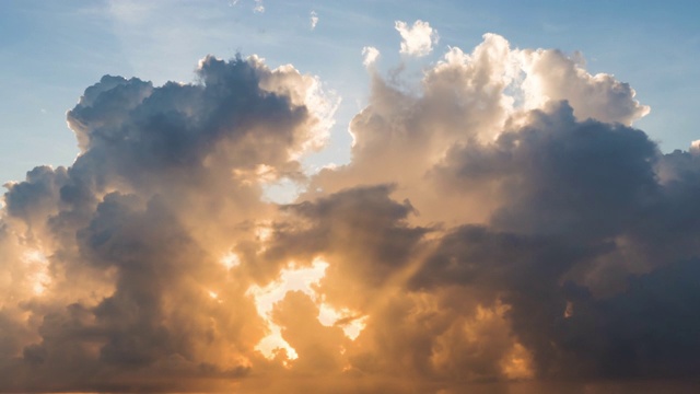 红橙色日出天空视频4k云橙色Cloudscape时间流逝背景美丽的天空与缓慢移动的云视频素材