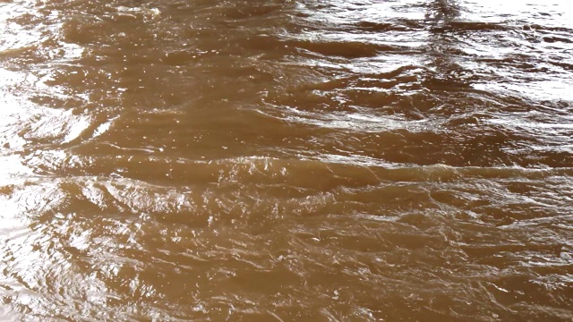 大雨过后，汹涌的河水溢出了堤岸视频下载