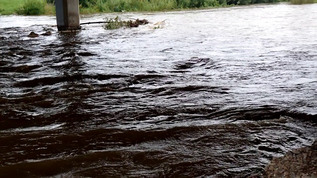 大雨过后，汹涌的河水溢出了堤岸视频素材