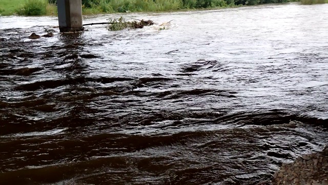 大雨过后，汹涌的河水溢出了堤岸视频素材