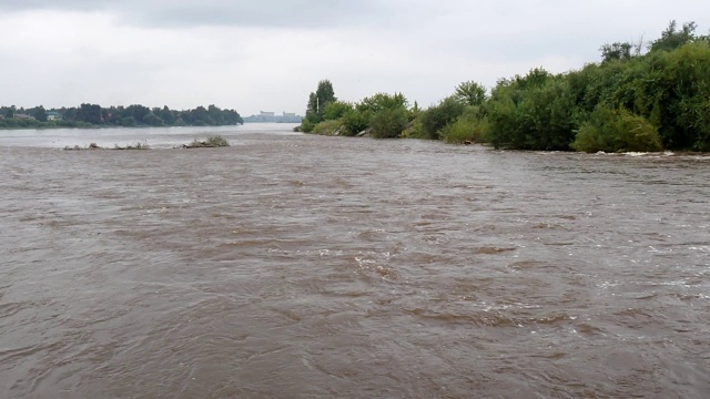 大雨过后，汹涌的河水溢出了堤岸视频素材