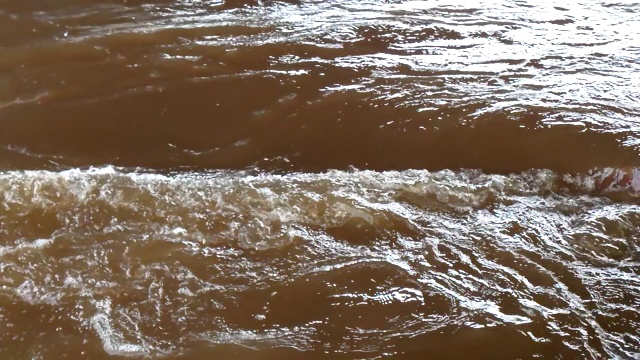 大雨过后，汹涌的河水溢出了堤岸视频素材