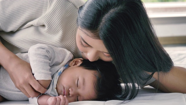 情绪激动的年轻妈妈抱着她的新生儿。视频素材