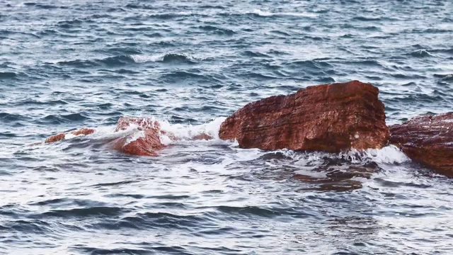 海浪撞击岩石。在4 k拍摄视频素材