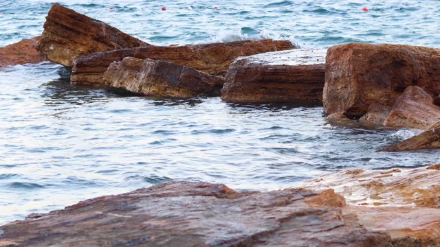 海浪撞击岩石。在4 k拍摄视频素材