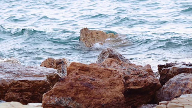 海浪撞击岩石。在4 k拍摄视频素材