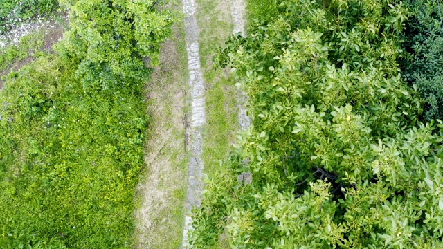 飞越山间的乡间小路视频素材