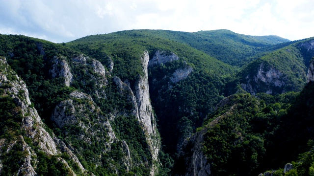 飞越一个大山中间的大峡谷视频素材