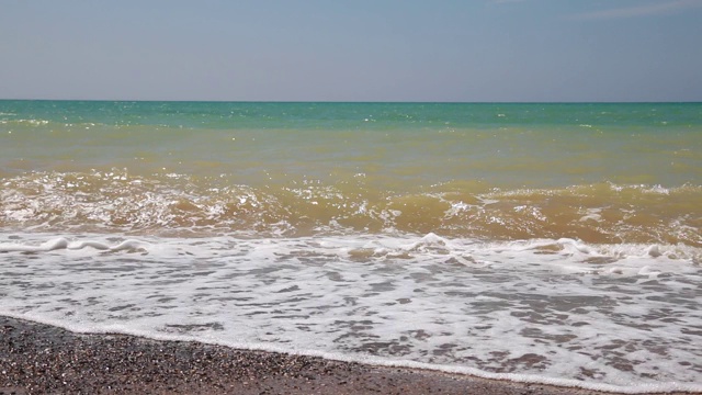 海岸附近的海浪视频素材