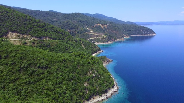 异国情调的海岸，树木，山丘和蓝色的大海。鸟瞰图视频素材