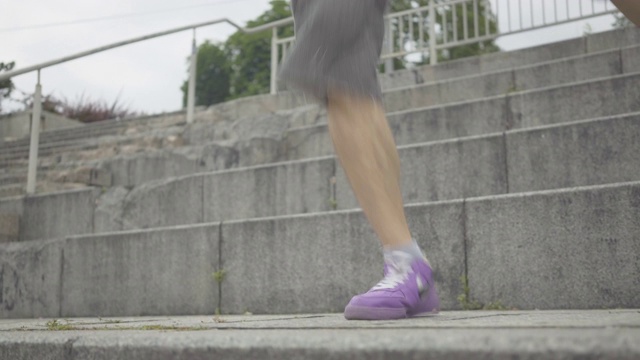 年轻英俊的男舞者在城市街道上跳霹雳舞。自信的白人男子在户外表演。摄像机上下移动。视频素材