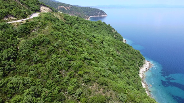 奇异的海成本和绿松石色的海。热带旅游目的地鸟瞰图视频素材