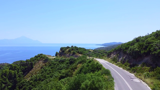 飞越海边的交通公路，可以看到美丽的蓝色大海。鸟瞰图视频素材