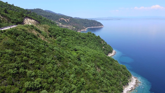 奇异的海成本和绿松石色的海。热带旅游目的地鸟瞰图视频素材