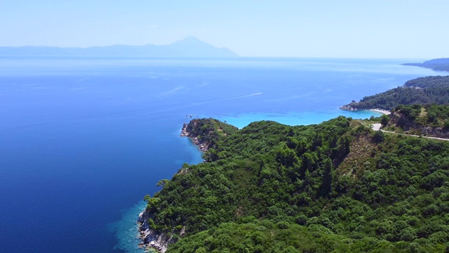 充满异国情调的海岸，海滩和小船在蓝色的大海上远航。鸟瞰图视频素材