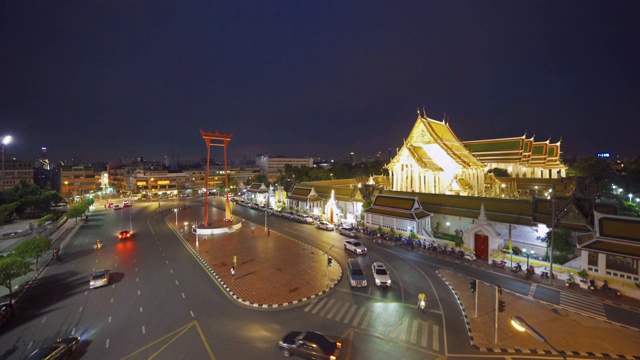 巨大的秋千或Sao Ching Cha纪念碑与Wat Suthat寺在晚上的老城，曼谷市，泰国。具有里程碑意义的旅游景点。泰国建筑与旅行的概念。视频素材