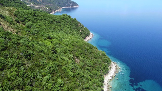 奇异的海成本和绿松石色的海。热带旅游目的地鸟瞰图视频素材