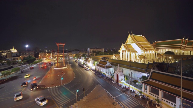 巨大的秋千或Sao Ching Cha纪念碑与Wat Suthat寺在晚上的老城，曼谷市，泰国。具有里程碑意义的旅游景点。泰国建筑与旅行的概念。视频素材