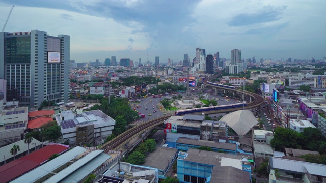 在繁忙街道上的胜利纪念碑鸟瞰图。环岛在曼谷市中心的天际线。泰国。智慧城市中的金融区中心。摩天大楼。视频素材