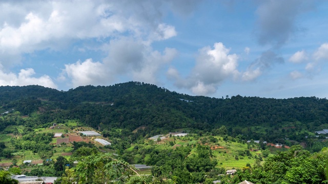 在泰国清迈的湄林地区的山脉和景观上移动云的时间推移视频素材