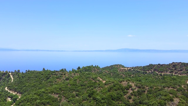 海岸边的野生自然和蓝色的大海。鸟瞰图视频素材