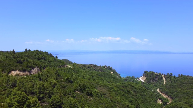 海岸边的野生自然和蓝色的大海。鸟瞰图视频素材