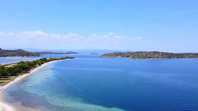 令人惊叹的泻湖，绿松石般的大海和停泊在海岸的船只。鸟瞰图视频素材