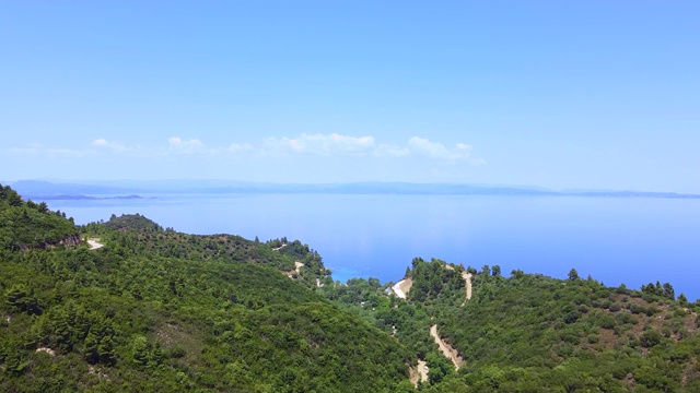 海岸边的野生自然和蓝色的大海。鸟瞰图视频素材