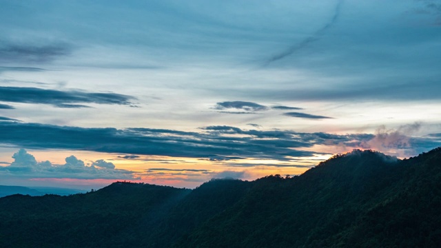 日落时热带山景的时间流逝视频素材