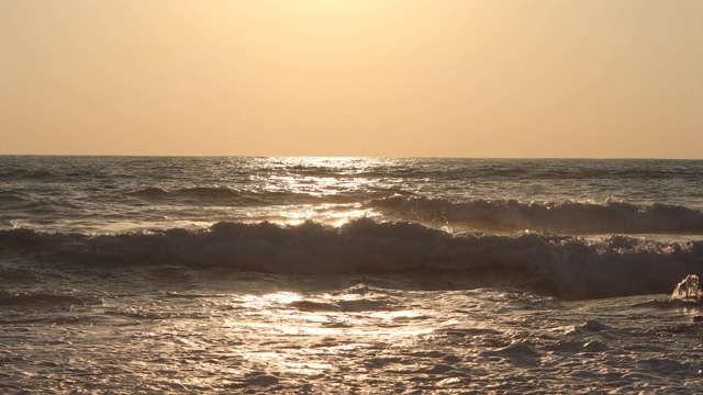 夕阳西下时，地中海的波浪向岸边翻滚视频素材