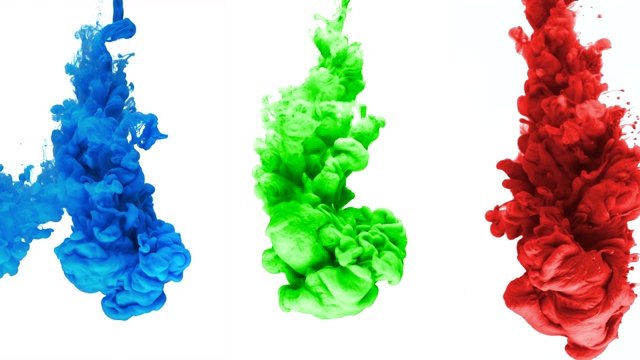 慢动作红色，蓝色和绿色液体墨水颜料流动。4K视频素材