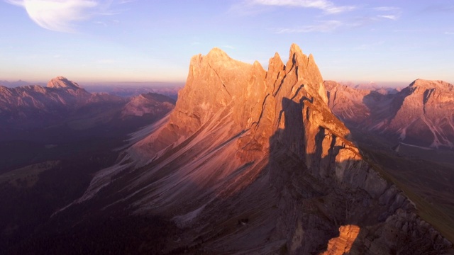 鸟瞰图DOLOMITES Val di Funes在日落视频素材