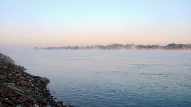 冬天早晨的湄公河风景，雾气从河流和山脉。还有美丽的湄公河风光。视频素材