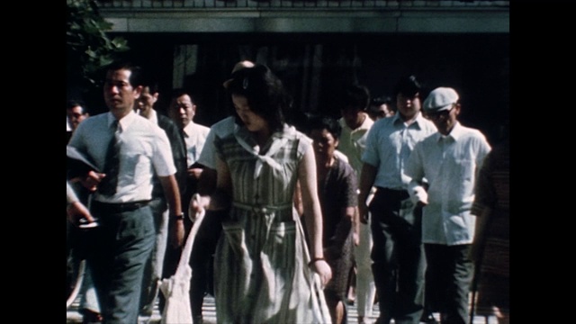 日本广岛人行道上的MS人群;1975视频素材