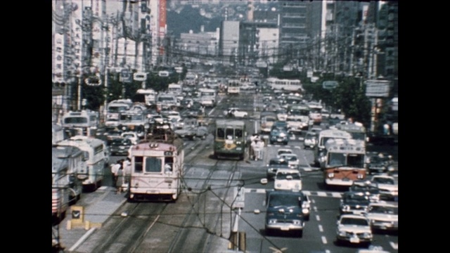 ZO繁忙的道路和交通在广岛;1975视频素材