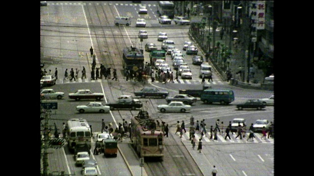 有行人穿过广岛繁忙的道路;1975视频素材