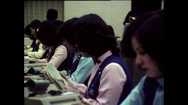 在办公室工作的日本女性;1975视频素材